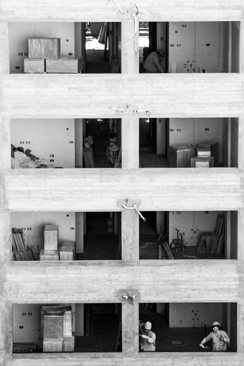 Ilustración en blanco y negro de un edificio de varias plantas visto en sección
