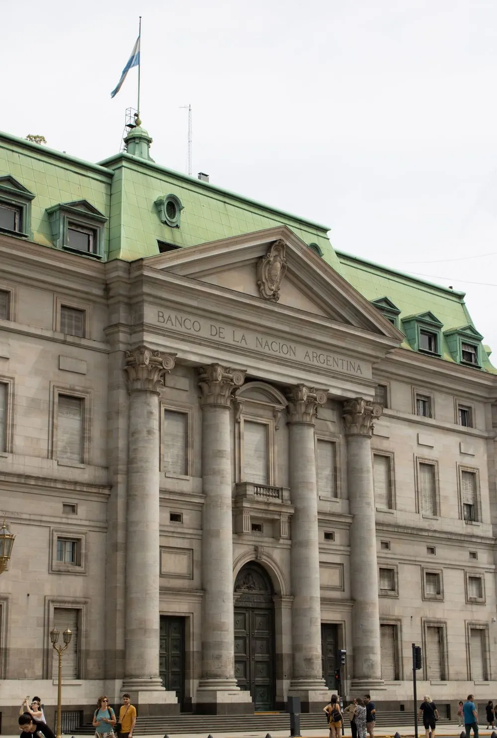 Fachada neoclásica de un edificio de banco central