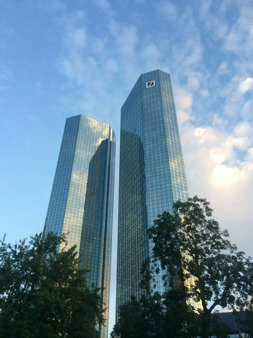 Rascacielos de cristal del distrito financiero de Fráncfort