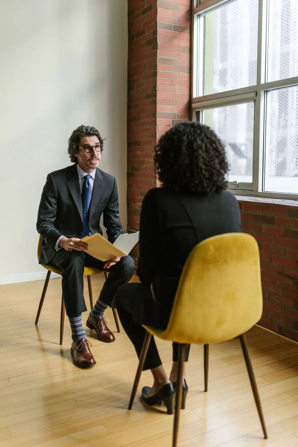 Entrevista de trabajo entre dos personas en una oficina