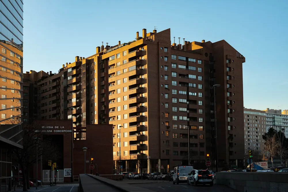 Edificios de viviendas de gran altura en Zaragoza a la luz del atardecer