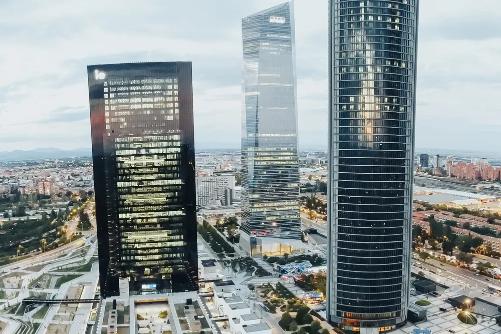 Rascacielos de la zona financiera de las Cuatro Torres en Madrid al atardecer