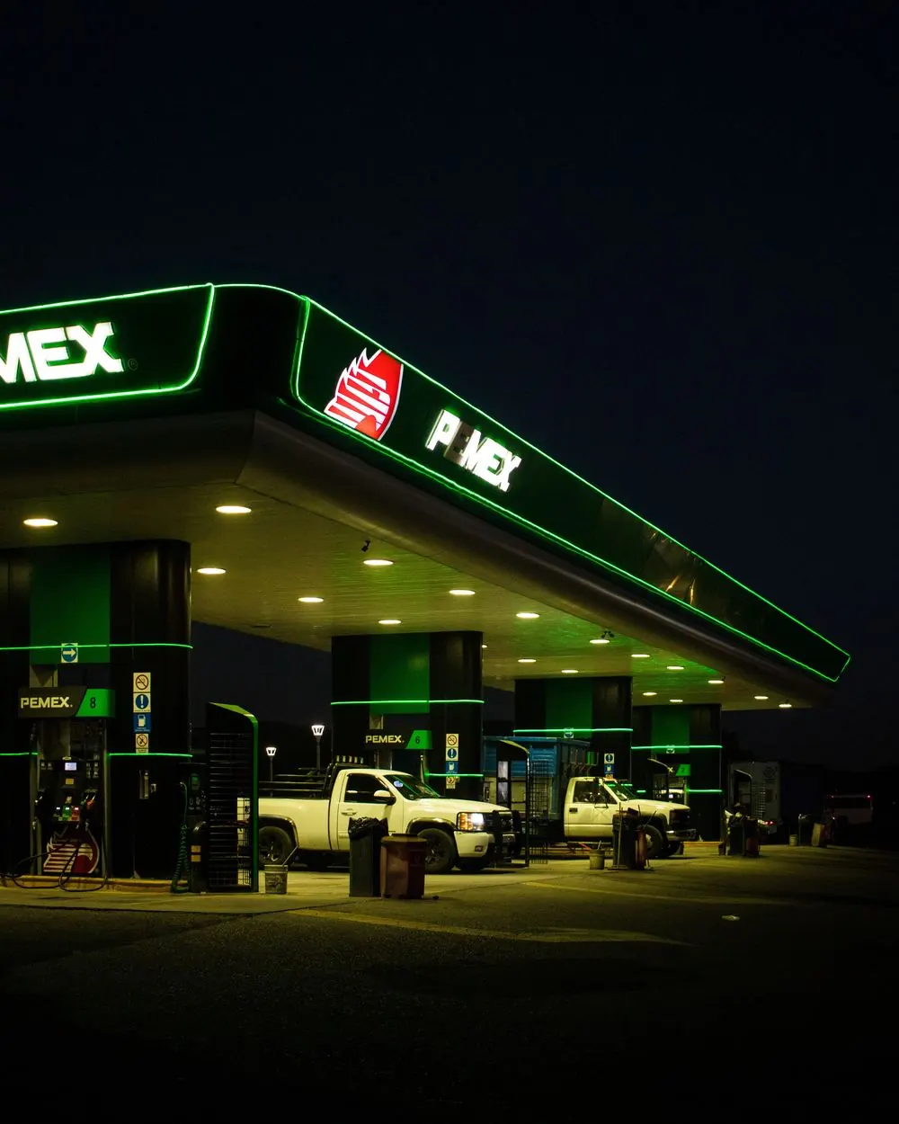 Gasolinera iluminada de noche