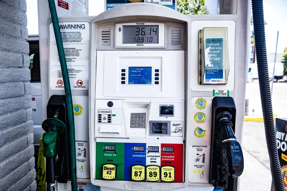 Surtidor de gasolinera con las opciones de gasolina y gasóleo