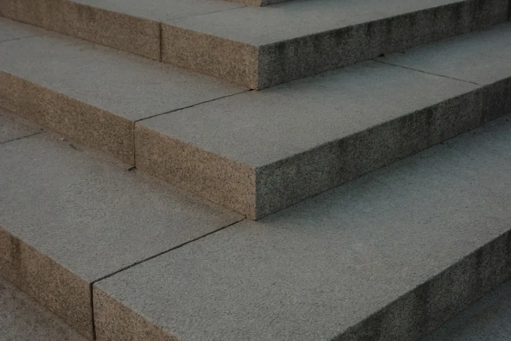 Escalones de piedra vistos en diagonal, como metáfora de los tramos del impuesto