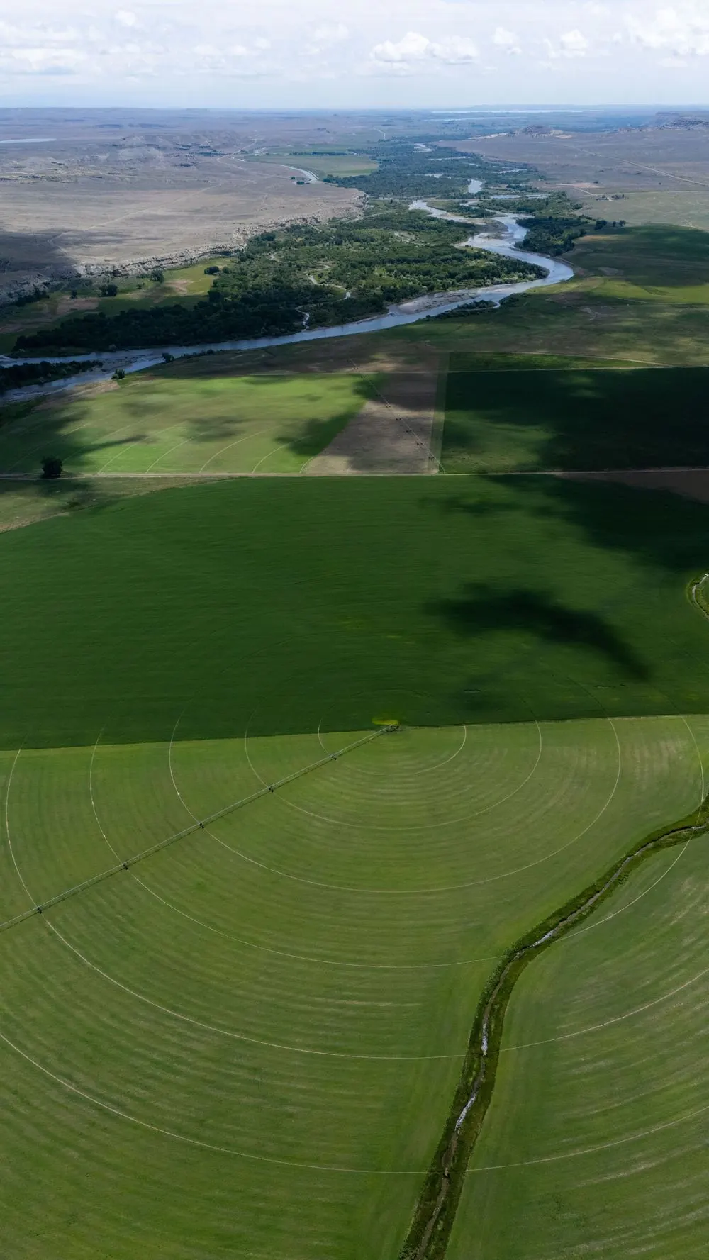 Vista aérea de tierras de cultivo junto a un río