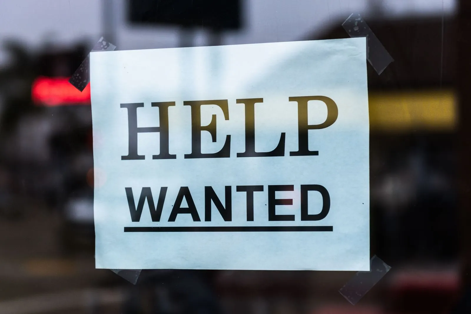 Cartel de «se busca personal» en un escaparate