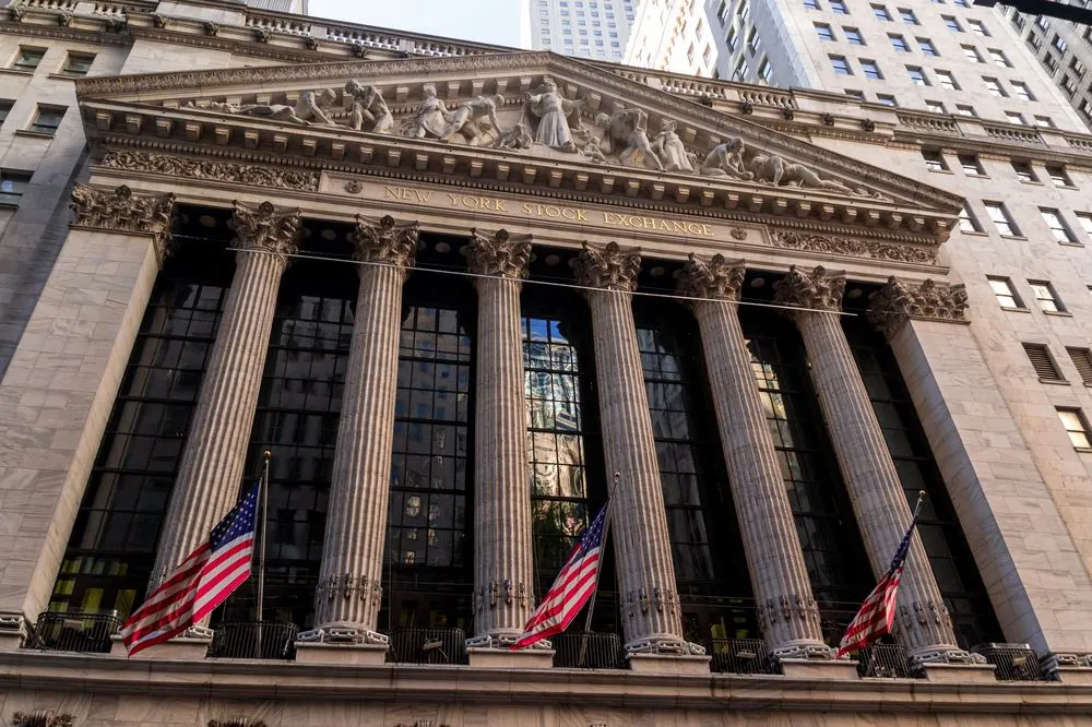 Fachada de la Bolsa de Nueva York con banderas de Estados Unidos