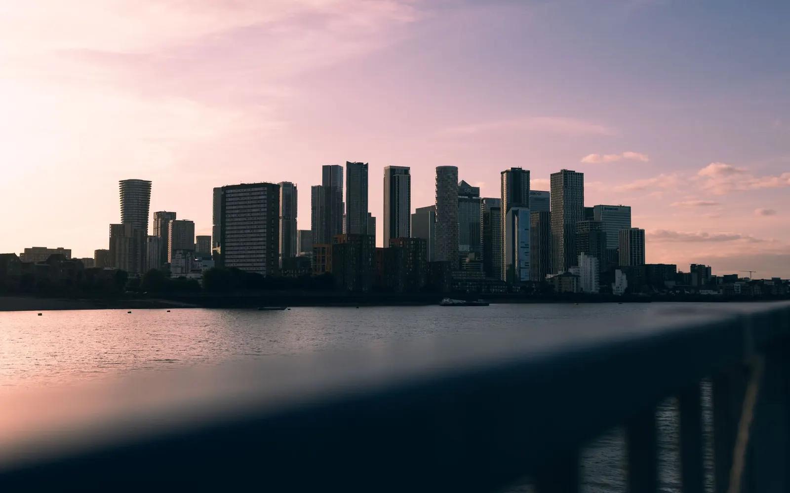Perfil de una ciudad junto al agua al atardecer