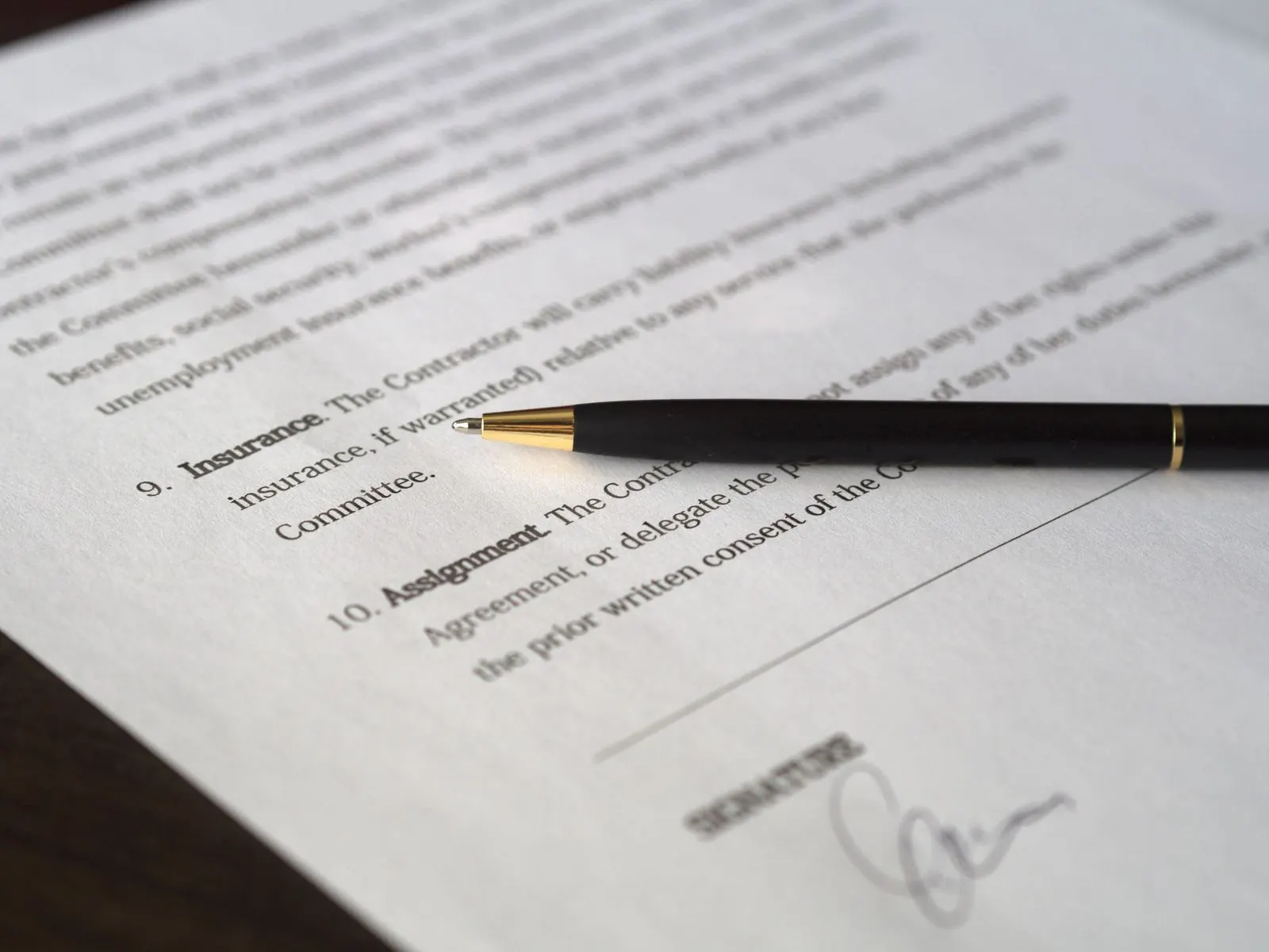 Contrato de préstamo firmado con una pluma